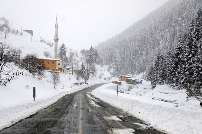Karadeniz'de 533 yerleşim biriminin yolu kapandı