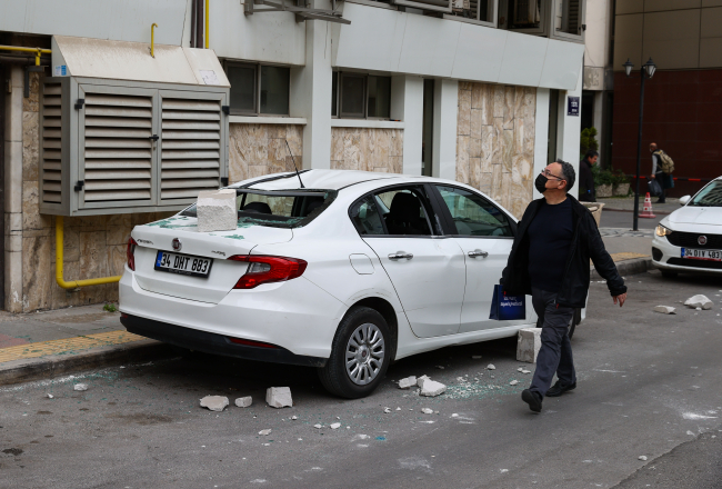 Ege'de fırtına çatıları uçurdu, araçlar zarar gördü