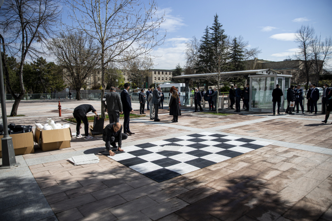 TBMM bahçesine satranç takımı kuruldu