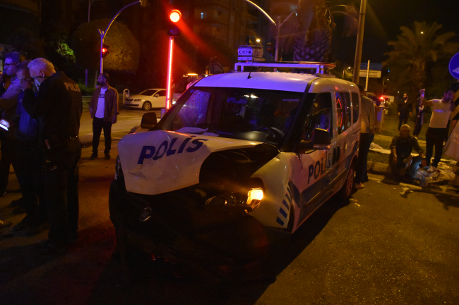 Polis aracıyla otomobil çarpıştı: 4 yaralı