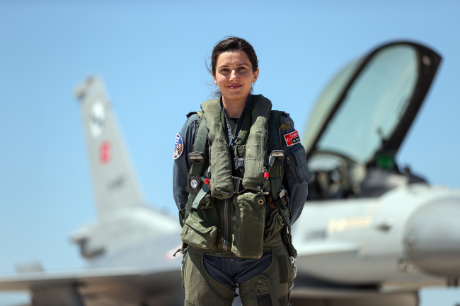 Türk kadınının gücünü 'Savaşan Şahin' F-16'larda gösteriyor