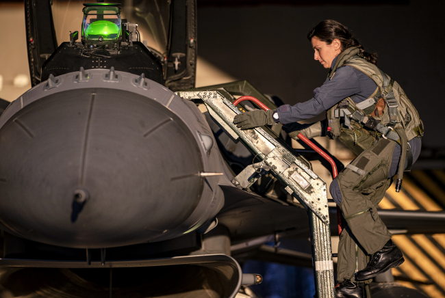 Türk kadınının gücünü 'Savaşan Şahin' F-16'larda gösteriyor