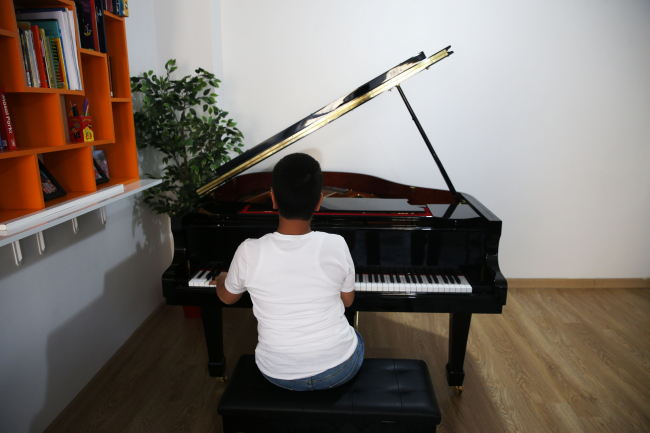 Kusursuz kulak Bager, Erdoğan’ın gönderdiği piyanoyla beste yapıyor