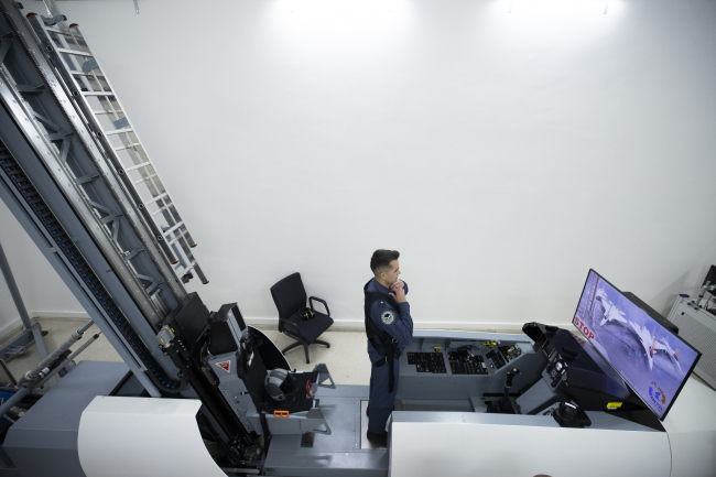 Savaş pilotları zorlu testlerden geçiyor