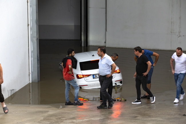 Ankara sele teslim oldu: Arabasındaki suyu karton bardakla boşalttı