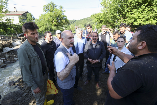 Bakan Karaismailoğlu selden etkilenen Bartın'da inceleme yaptı