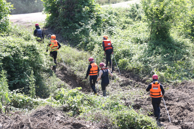 Sele kapılan kepçe operatörünü arama çalışmaları 7'nci gününde