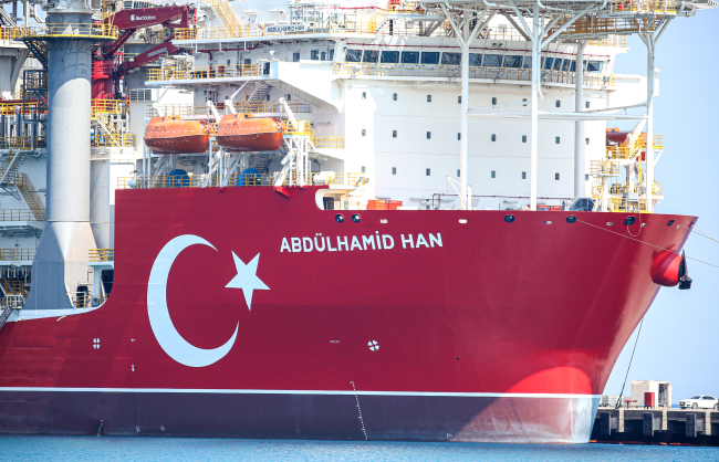 Abdülhamid Han ilk sondajı için demir alıyor