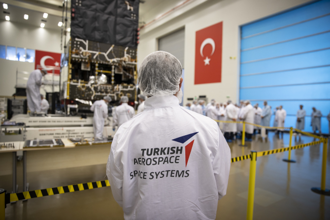 (Fotoğraf: AA / Ulaştırma ve Altyapı Bakanı Adil Karaismailoğlu, Türk Havacılık Uzay Sanayii Genel Müdürlüğünde yapım çalışmaları süren TÜRKSAT 6A'ya ilişkin incelemelerde bulundu.)
