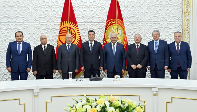 Kırgızistan'da Binali Yıldırım'a devlet nişanı verildi