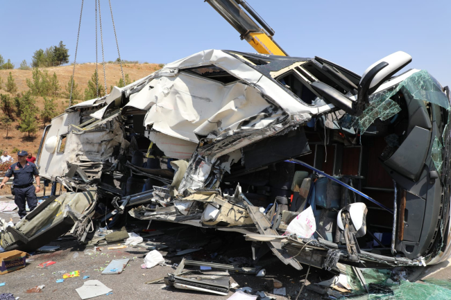 Gaziantep'teki feci kazada yeni detay: Şoför perdeyi düzeltirken hakimiyeti kaybetmiş
