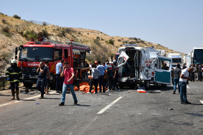 Gaziantep'teki feci kazada yeni detay: Şoför perdeyi düzeltirken hakimiyeti kaybetmiş