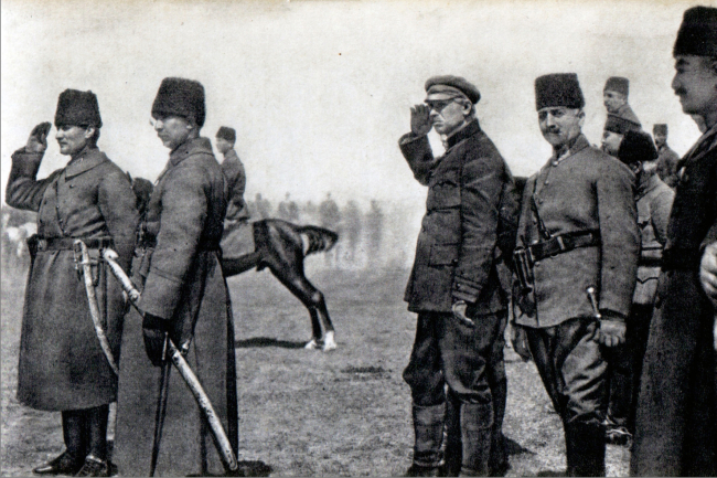 مصطفى كمال أتاتورك، مع عصمت إينونو، أثناء تفتيش قونية إيلجين في 1 أبريل 1922.  الصورة: أأ (أرشيف)