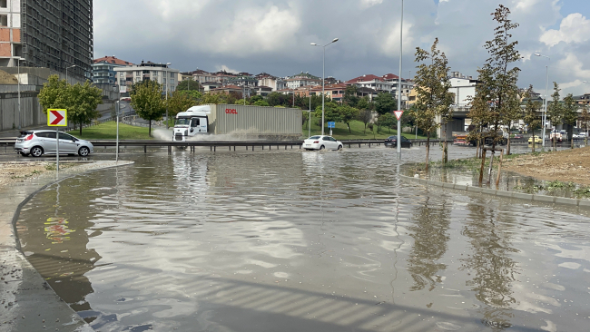 İstanbul'da sağanak başladı, yollar göle döndü
