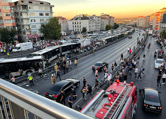 İstanbul'da metrobüs kazası: 42 yaralı
