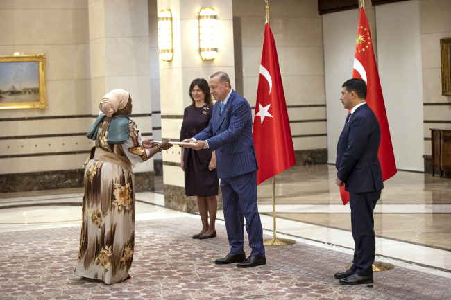 Uganda'nın Ankara Büyükelçisi Tiperu, Cumhurbaşkanı Erdoğan'a güven mektubunu sundu