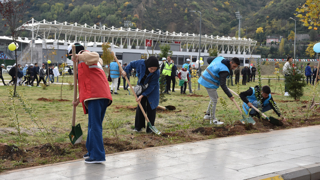 Fidanlar toprakla buluşturuldu