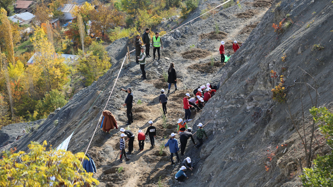 Fidanlar toprakla buluşturuldu