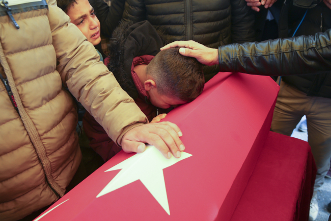 İsmet Karataş Hasan'ın tabutuna sarıldı. 