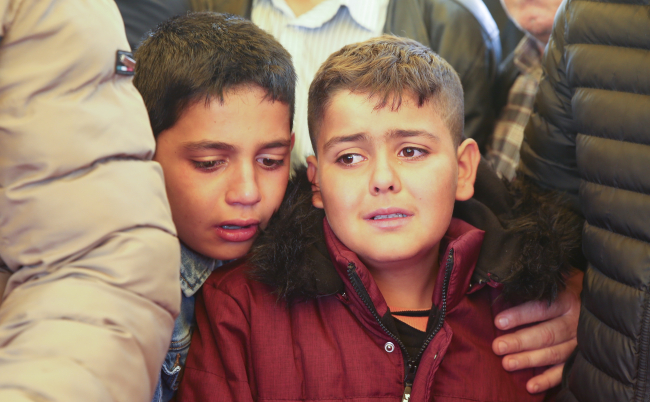 İsmet Karataş (sağda) kardeşi Hasan'a gözyaşlarıyla veda etti. 