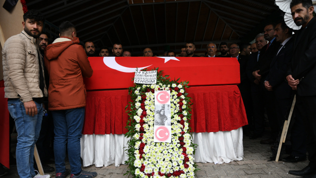 Ayşenur öğretmenin annesi terörü lanetledi: Yokluk içinde büyüttüm kızımı