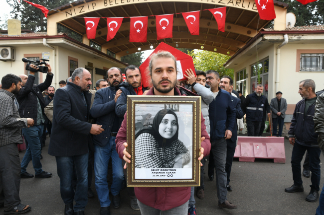 Şehit Öğretmen Ayşenur Alkan'ın cenazesi Gaziantep Nizip'te toprağa verildi. Foto: AA