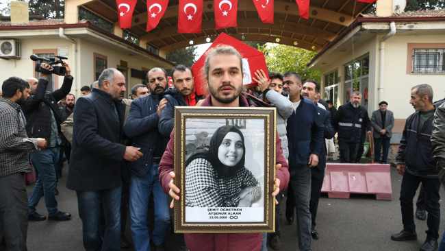 Ayşenur öğretmenin annesi terörü lanetledi: Yokluk içinde büyüttüm kızımı