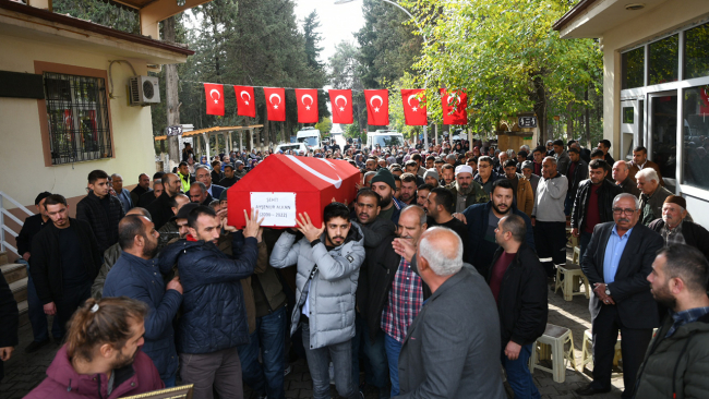 Ayşenur öğretmenin annesi terörü lanetledi: Yokluk içinde büyüttüm kızımı