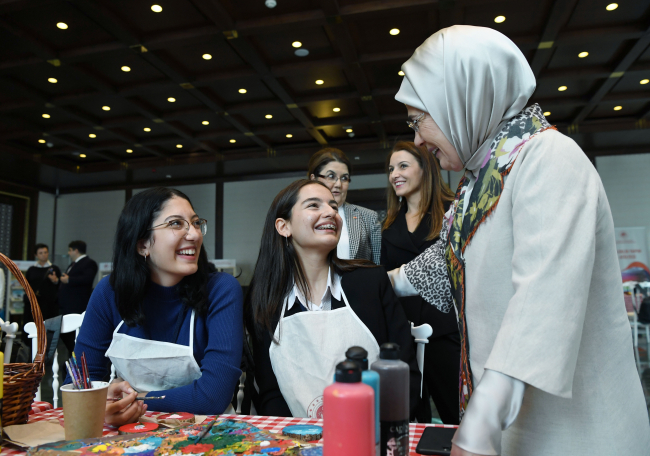 Emine Erdoğan: Büyüklerin en önemli ödevi, çocuklara duyarlı politikalar üretmek