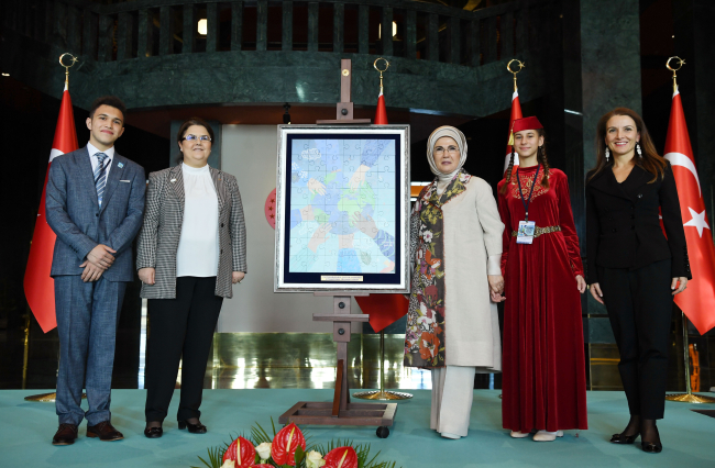 Emine Erdoğan: Büyüklerin en önemli ödevi, çocuklara duyarlı politikalar üretmek