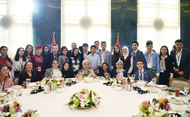 Emine Erdoğan: Büyüklerin en önemli ödevi, çocuklara duyarlı politikalar üretmek