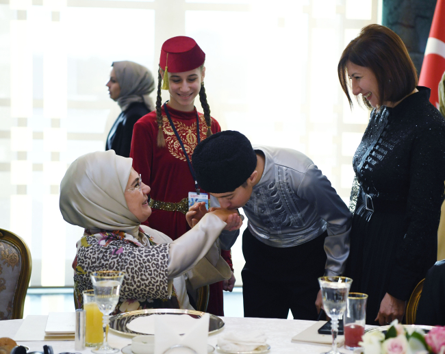 Emine Erdoğan: Büyüklerin en önemli ödevi, çocuklara duyarlı politikalar üretmek