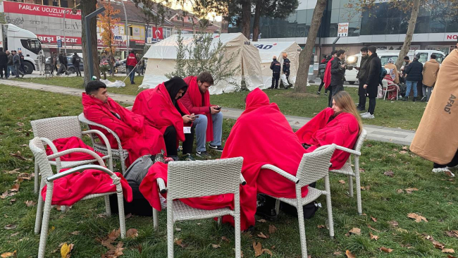 Depreme yakalanan vatandaşlar yaşadıklarını anlattı