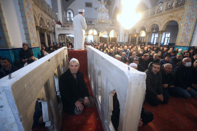 Düzce'deki depremde minberi yıkılan camide cuma namazı kılındı