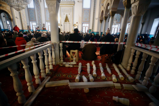 Düzce'deki depremde minberi yıkılan camide cuma namazı kılındı