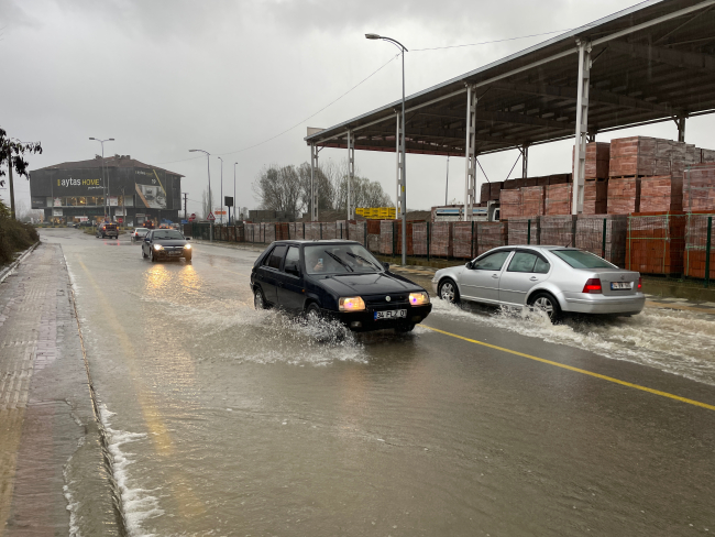 Bartın'da sağanak yolları göle çevirdi