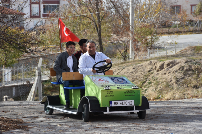 Atık malzemelerden elektrikli araç yaptı