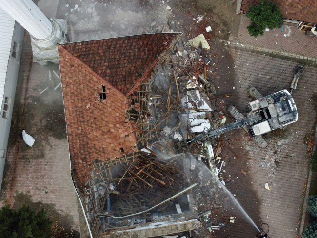 Düzce'de hasar gören yapıların yıkımı sürüyor