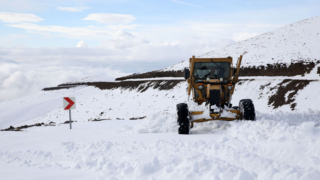 Muş'ta kar nedeniyle kapanan yollar açılıyor