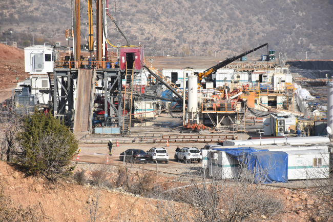 يتدفق النفط من جبل جبار: 5 آلاف برميل يومياً
