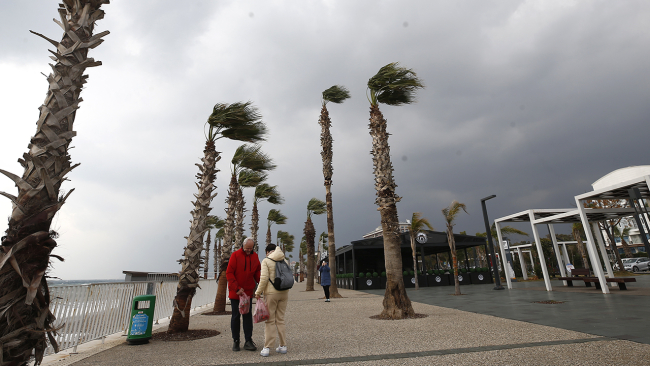 Antalya'da dalgaların boyu 4 metreye ulaştı