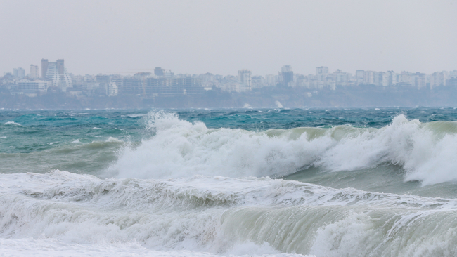 Antalya'da dalgaların boyu 4 metreye ulaştı