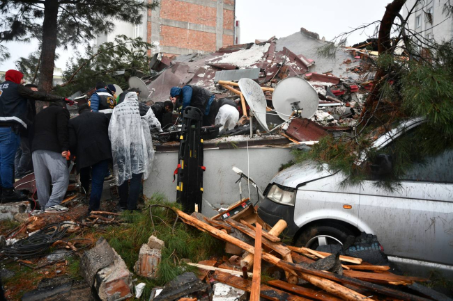 Deprem bölgesine yardım ekipleri gidiyor