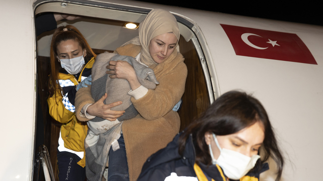 Depremzede bebekler Ankara'ya getirildi