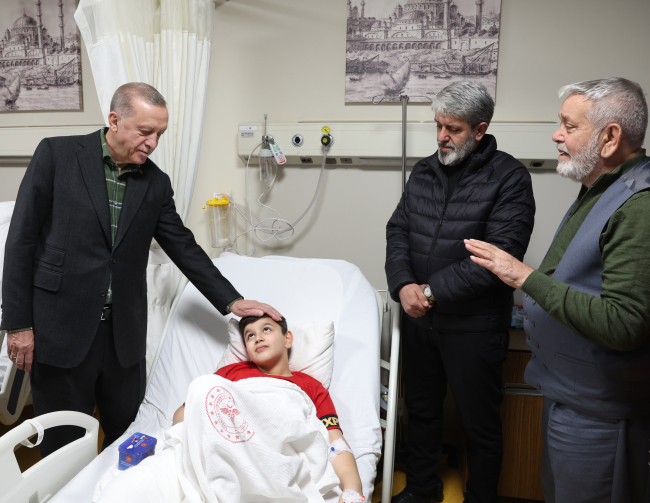 Cumhurbaşkanı Erdoğan depremzedeleri hastanede ziyaret etti