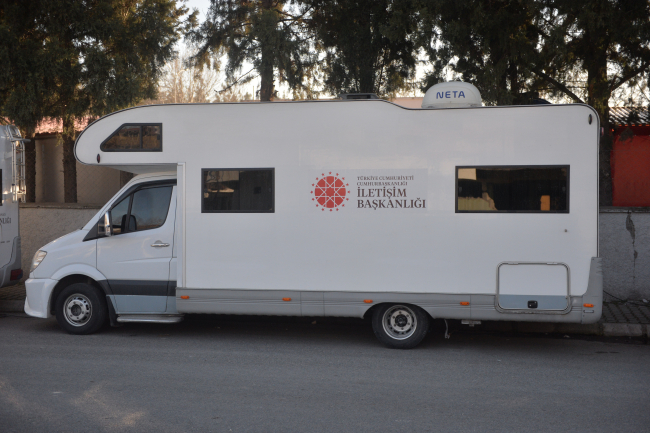 İletişim Başkanlığı, deprem bölgesindeki habercilerin ihtiyaçları için bölgeye çok sayıda karavan gönderdi. Foto: AA