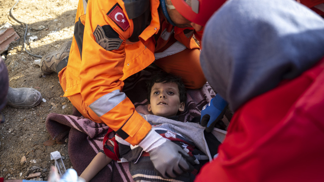 Enkazda 228. saat mucizesi: Bir kadın ve iki çocuk sağ çıkarıldı