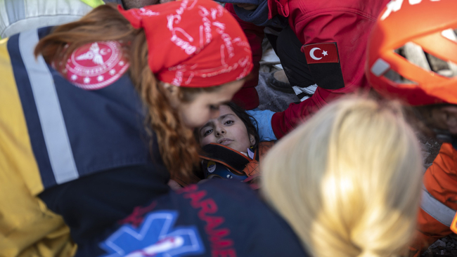 Enkazda 228. saat mucizesi: Bir kadın ve iki çocuk sağ çıkarıldı