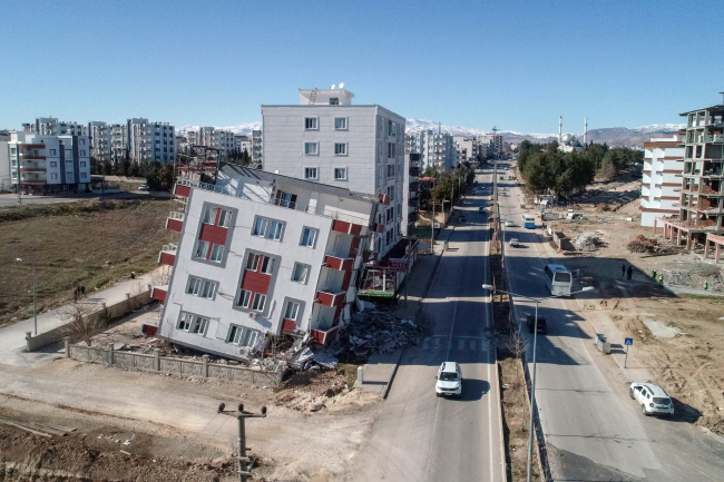 AFAD: Depremde hasar gören binalara eşya çıkarmak için girmeyin