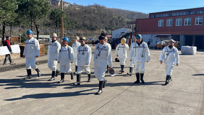 "Kömür karası eller" enkazın karanlığında kalanları ışığa kavuşturdu